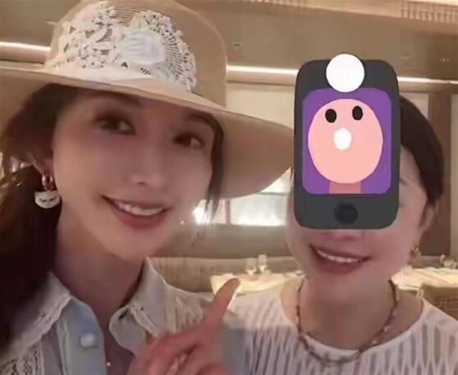 林志玲新加坡带娃被偶遇，老公只顾干饭，51岁女神全程抱娃喂饭