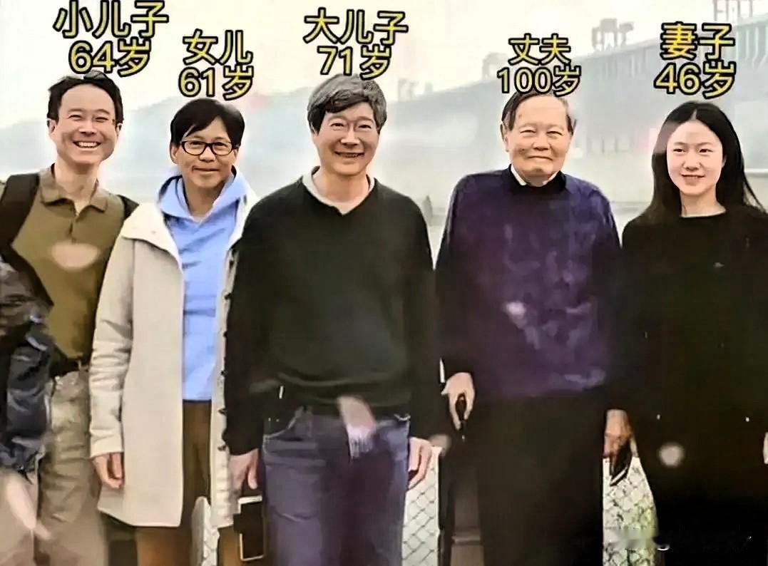杨振宁葬礼未见子女身影？74岁长子远在美国，真相藏着无奈。杨老的葬礼上，不