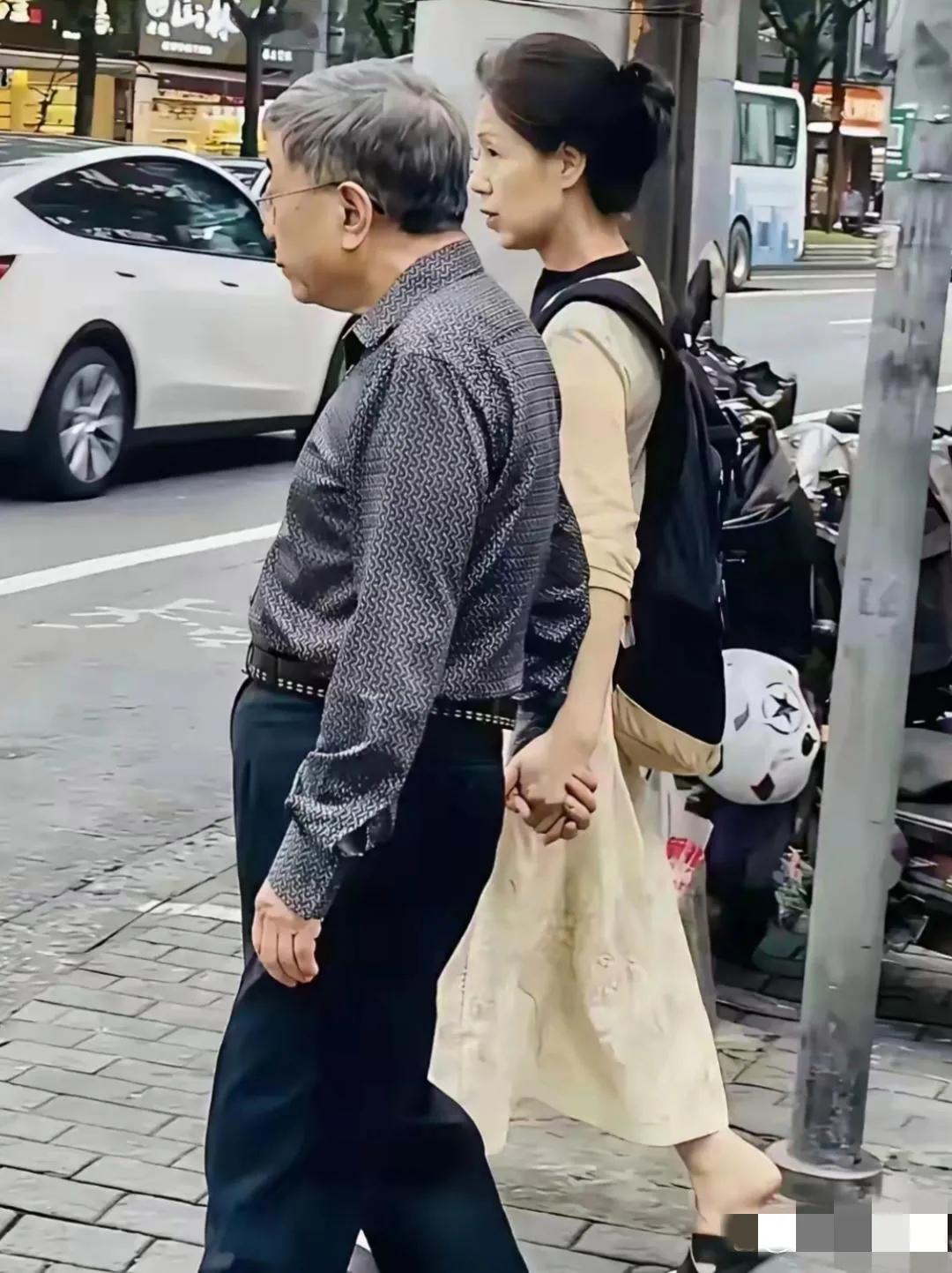 78岁的作家余秋雨已含胸驼背，老态龙钟；而62岁的妻子马兰依然身姿曼妙，秀韵多姿