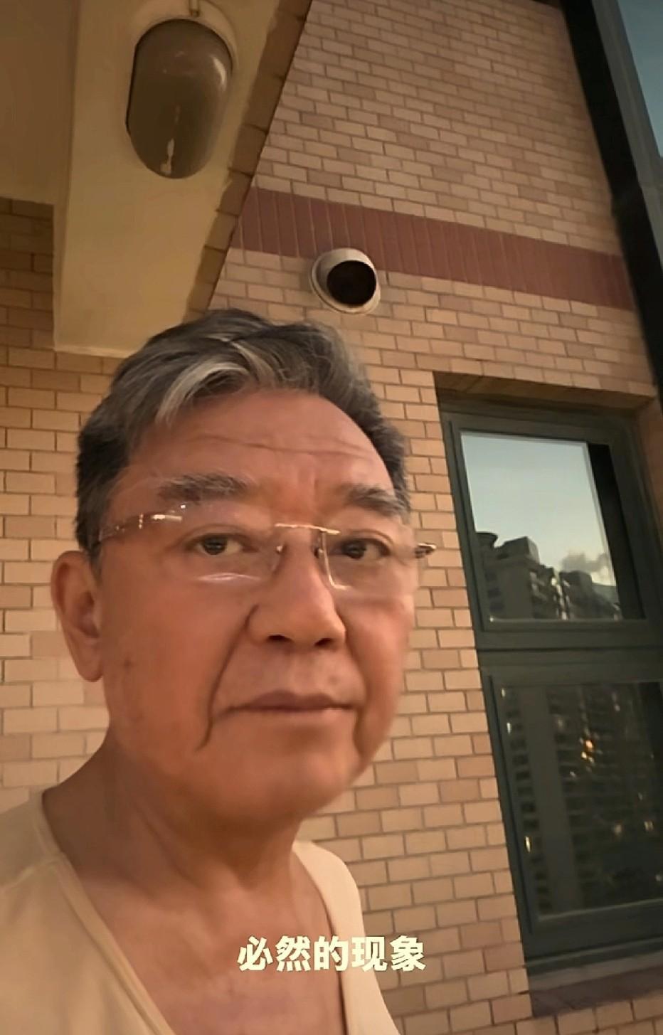 李立群老师站在自家阳台上，眺望外面的风景。景色实在太美，他便拍下来分享给大家。只