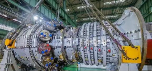 那会儿国内电厂里大多是欧美产的燃气轮机，小到一个叶片都得靠进口，而且这东西是别人