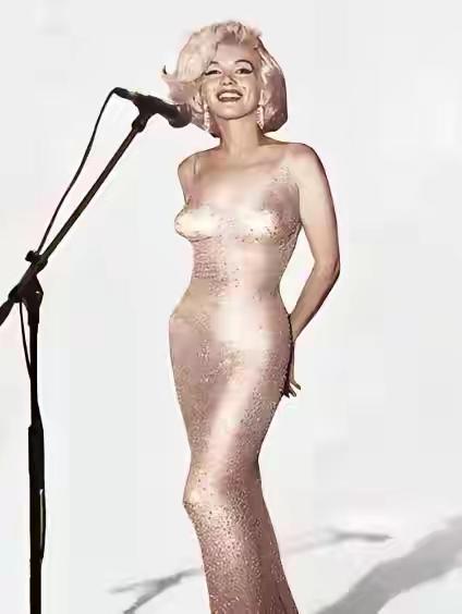 1962年美国总统生日宴会上，玛丽莲梦露一出场就艳压全场。她金发雪肤，身着超贴身