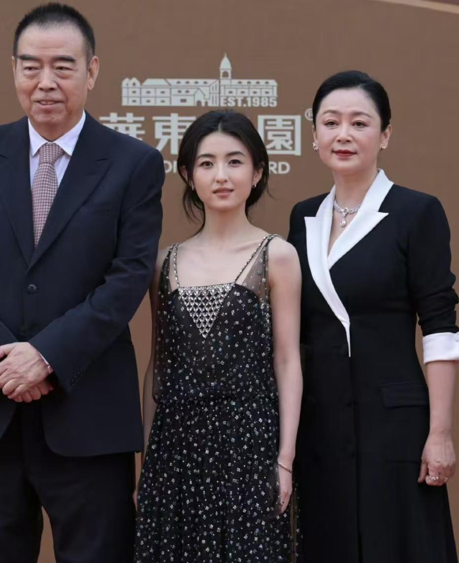 终于理解很多女明星最后为什么会选择和大自己很多岁的男人结婚，陈红已经告诉我们答案