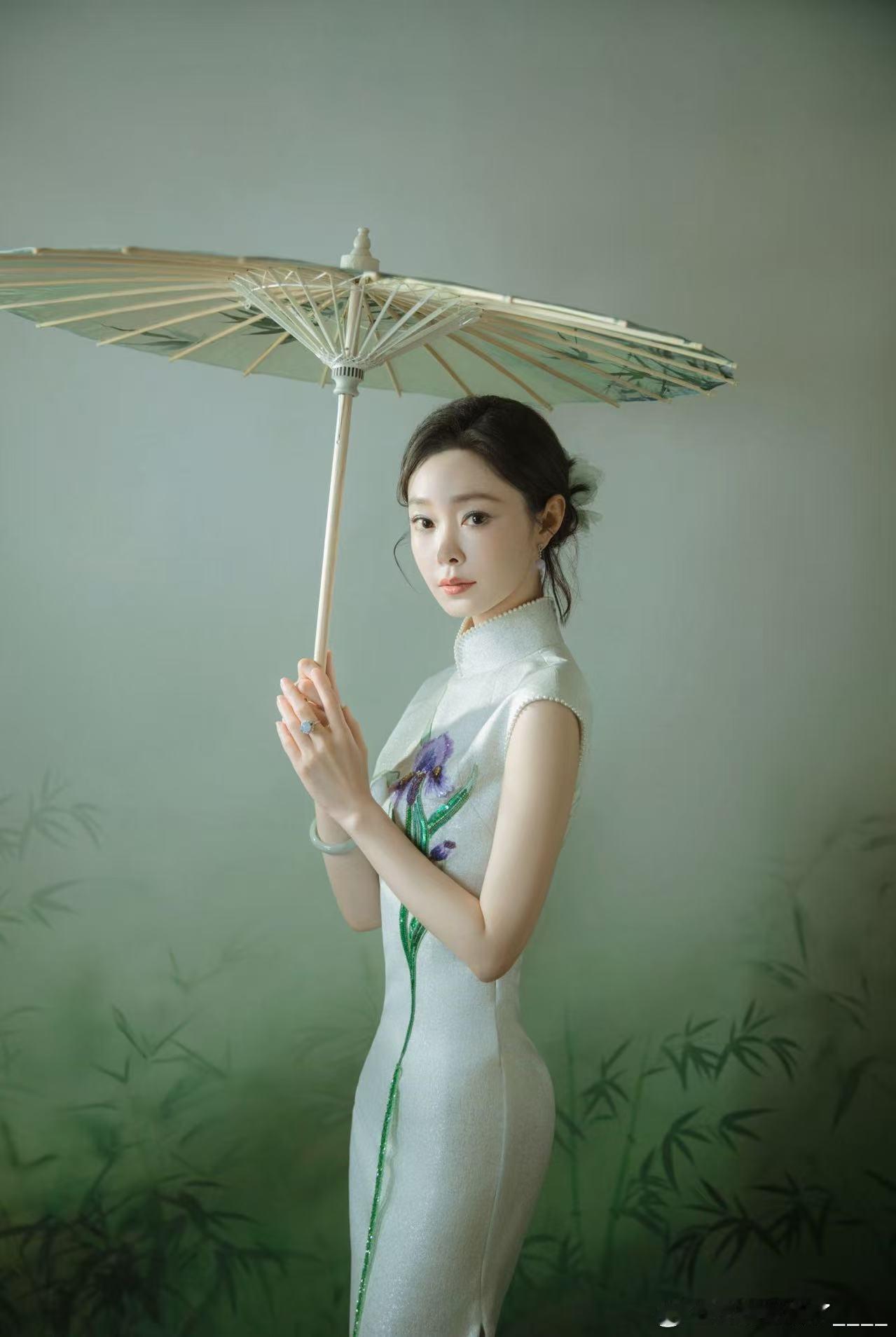 穿旗袍还得看宋轶宋轶张远合唱你是人间的四月天宋轶把旗袍穿出了灵魂！端午晚会银白
