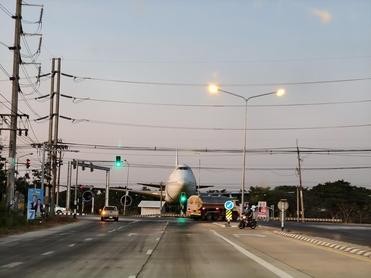 这路口属实有点吓到我了在漫长直线的末端，居然停了一架四发的飞机✈️我还以为它