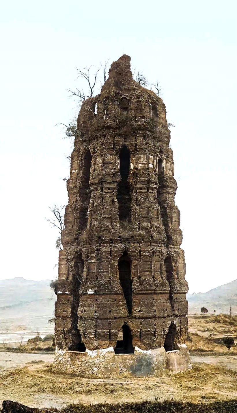 1924年，雷峰塔突然倒塌，人们害怕白蛇出塔，纷纷呼喊：“快跑啊，雷峰塔倒了，白