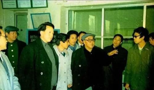 1990年，辽宁省长岳岐峰上任途中，被流氓一巴掌扇飞眼镜，直言不管你是什么人，今