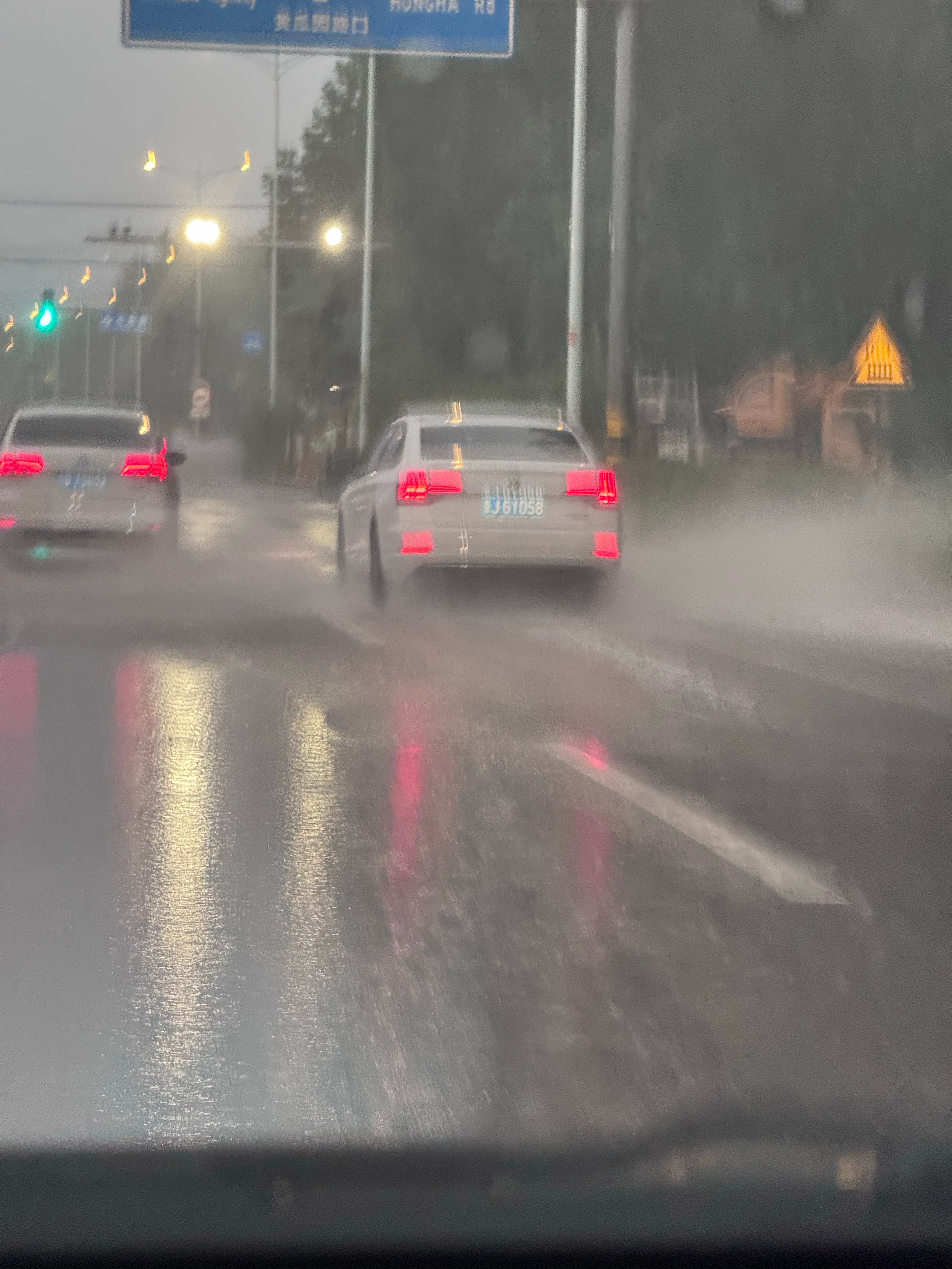突然意识到开车上班花销很大加油的时候买个自行车下雨的时候还是开车好