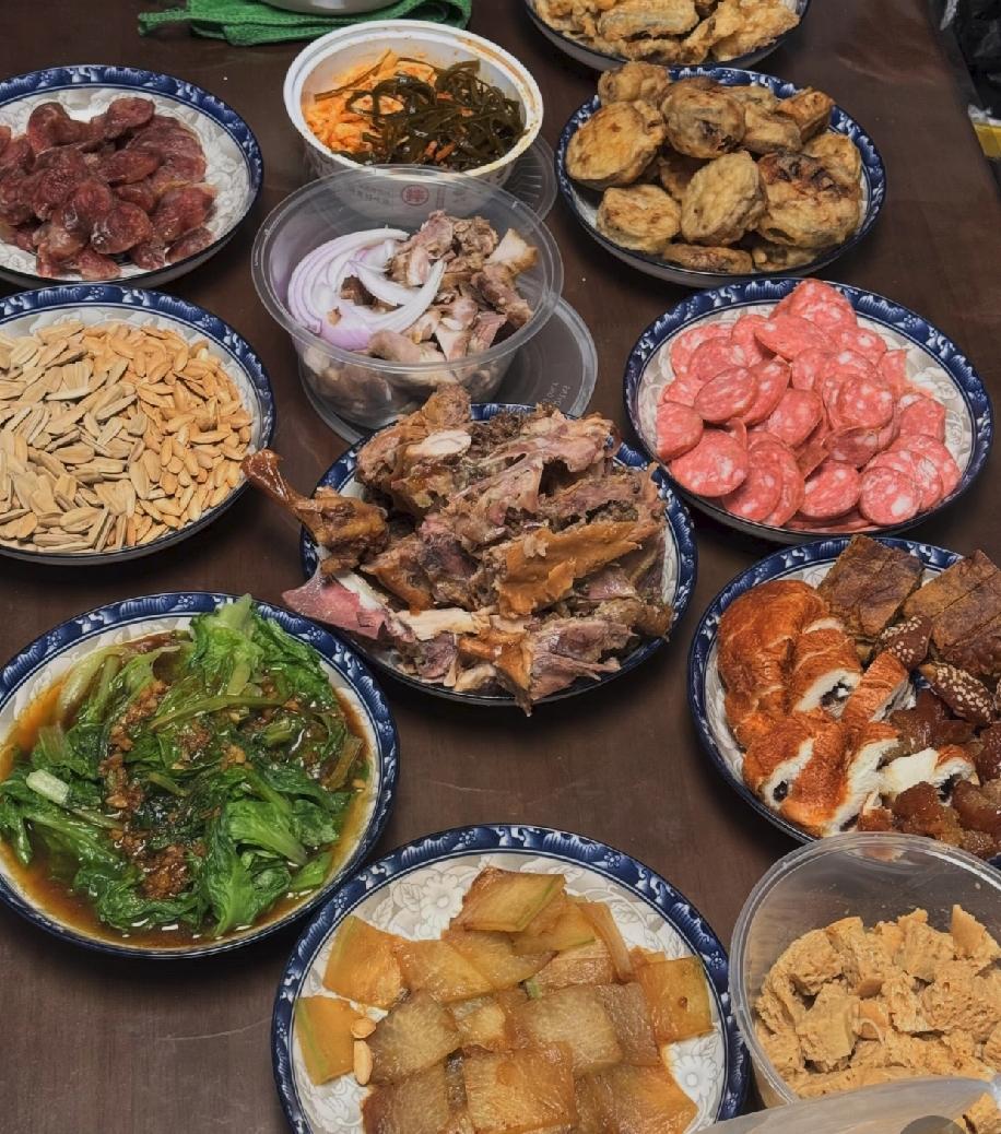 坐标河南，发现个有意思的事儿：不管是小年还是除夕，桌上八成都是凉菜。今年除