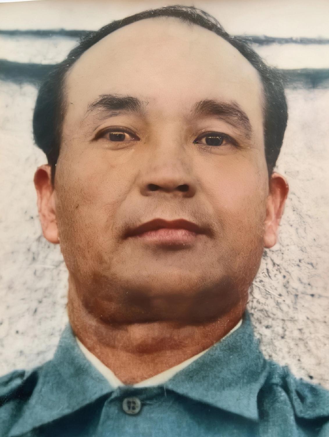 1948年，国军第五十二军副军长郑明新，在营口被俘虏后，一张罕见的留影，镜头中的