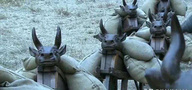 诸葛亮发明了木牛流马，不耗费任何生物能量，纯靠机械结构，便可自由行走。后来牛顿听