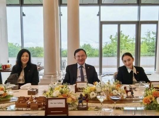 罕见同框：泰国三位前总理齐聚中国参加民间活动，尽显中泰一家亲！近日，中国迎来