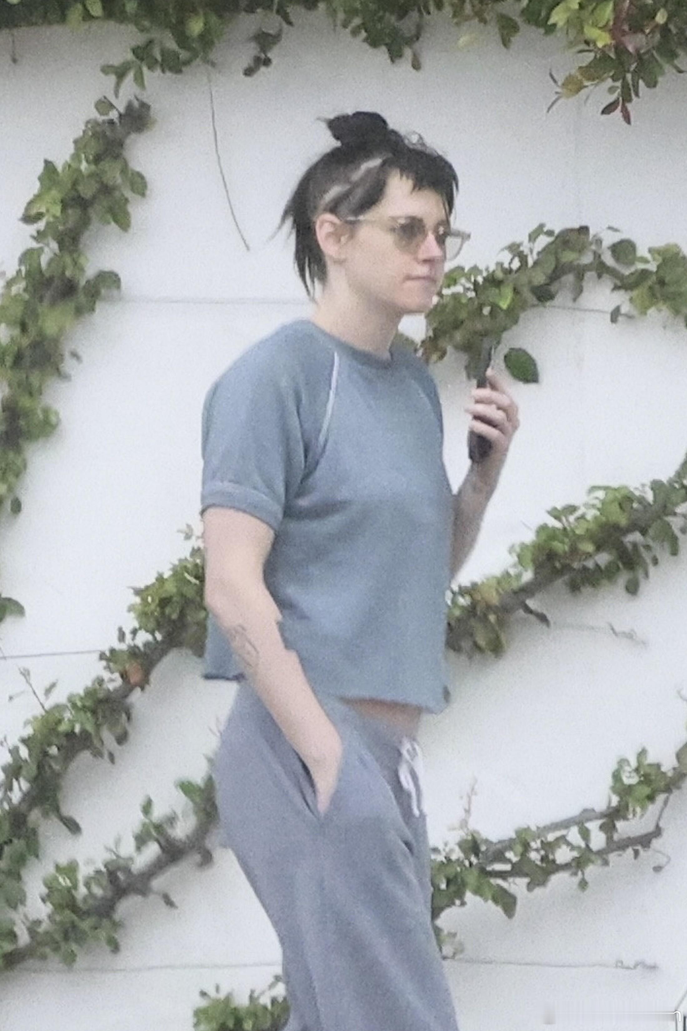 KristenStewart克里斯汀斯图尔特和老婆Dylanmeyer在洛杉