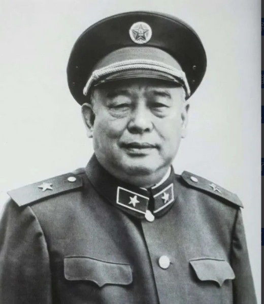 1983年，总政主任余秋里中将回乡探亲，却遭遇了弟弟余财发的回避。村长得知此事后
