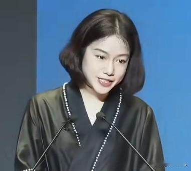 翁帆50岁近照曝光！短发干练气质温婉！翁帆参加物理学术演讲，一头利落短发搭