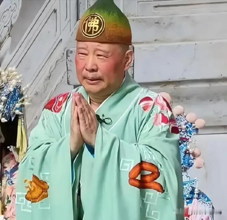 郭德纲改编红歌被骂到底冤不冤？其实郭德纲一点都不冤，中国有句俗话叫做人在做天在看