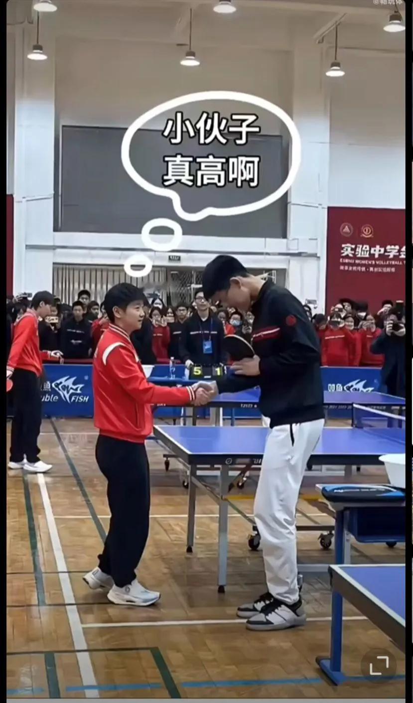 虽然害羞，但是手握的邦邦紧！😆紧握的手，崇拜的心，实诚的男孩，可爱的女孩[