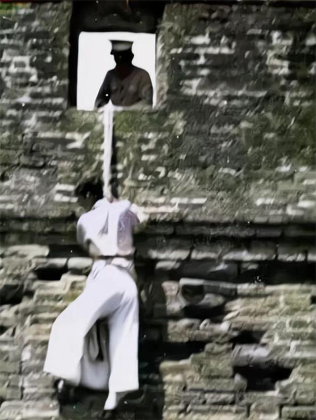 八十六年前的那个夏天，北平宛平县城的城墙上，一名军官腰系粗绳，被战友们缓缓从城头