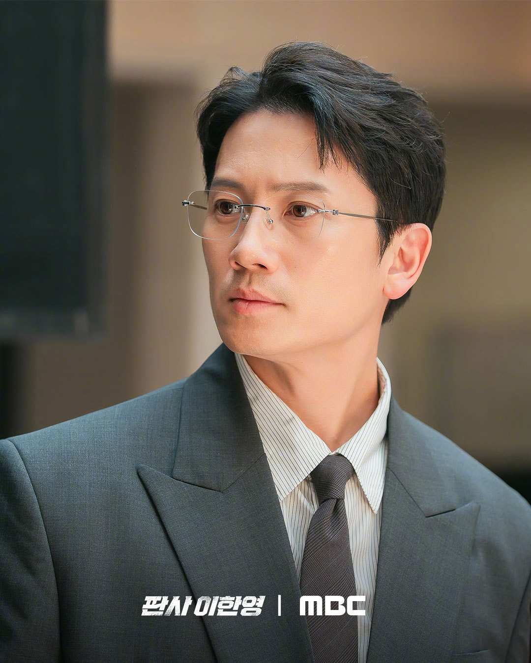 MBC新金土剧法官李汉英公开池晟剧照。该剧改编同名网络小说，讲述作为巨大律师