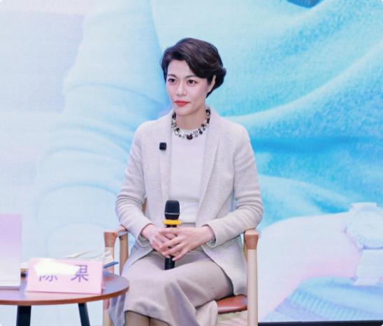 复旦大学陈果说：“女人出轨的本质，不是爱，也不是性，而是用最低的成本，兑换一场‘