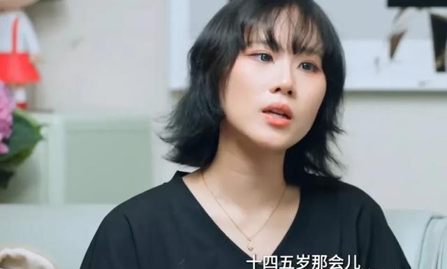 主持人问窦佳嫄：“你和窦靖童背负着上一辈的恩怨，你们是怎么打破这个局的呢？”窦佳嫄：“我们第一次联系