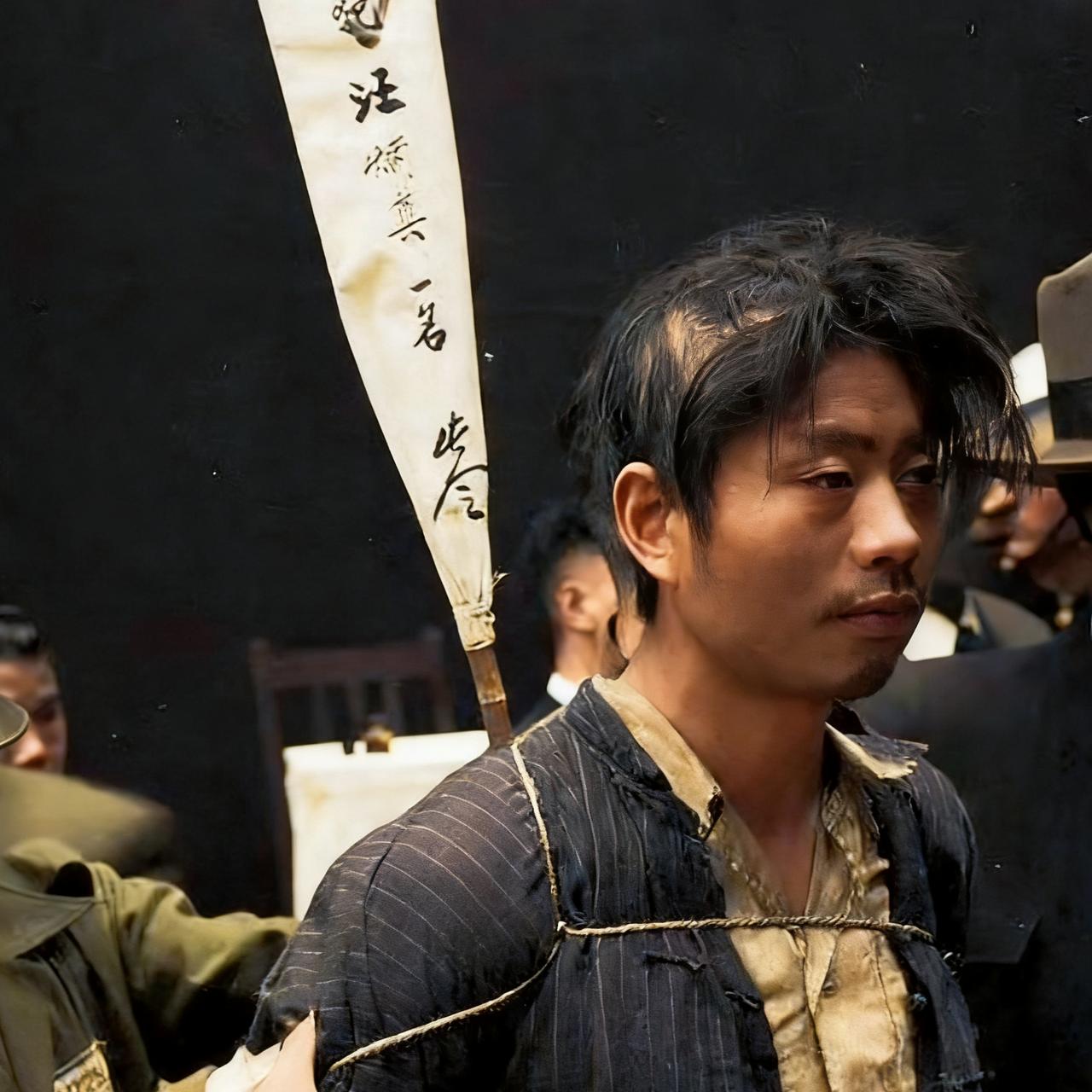 这不是剧照，而是汪炳真烈士就义前，一张罕见的照片，此时的他已经被五花大绑了起来，