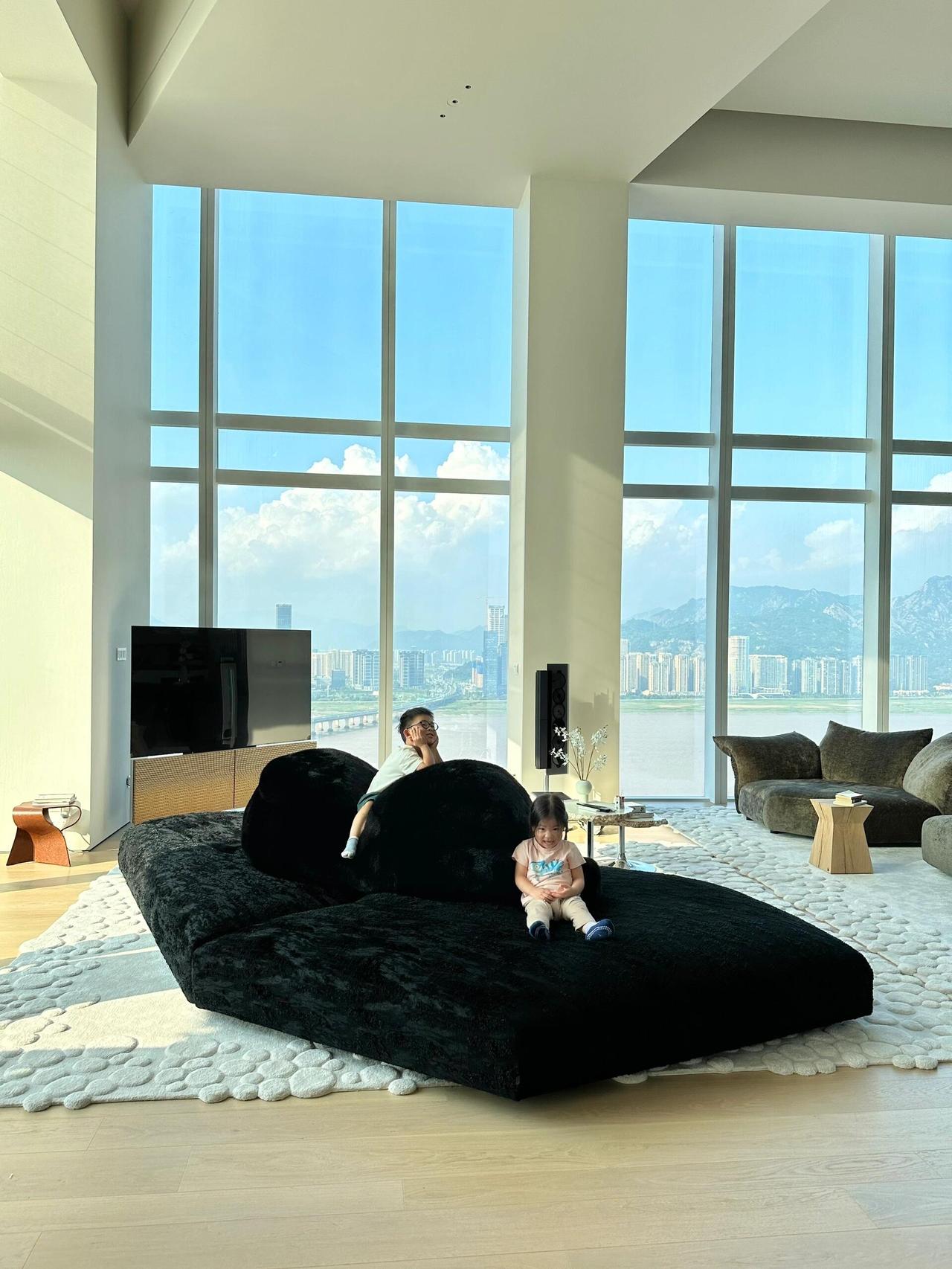 浙江温州，一位宝妈晒出了自己的家，评论区瞬间炸了。你家客厅活像机场候机大厅！