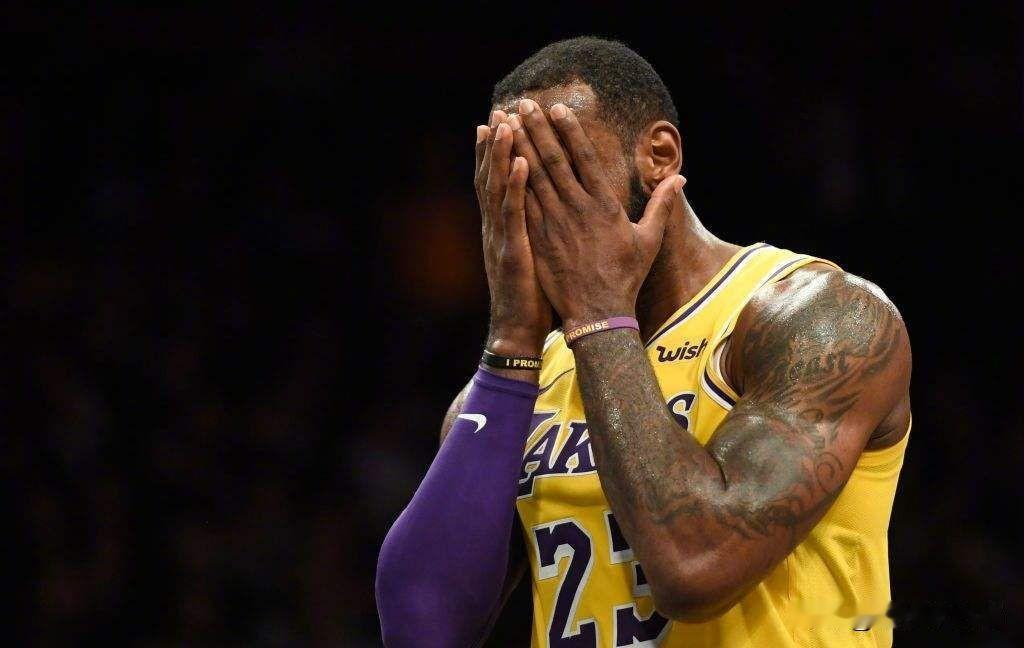 老天啊上帝啊，你们这是打算要灭了湖人咋滴。里弗斯受伤休息，东契奇受伤也休息，艾