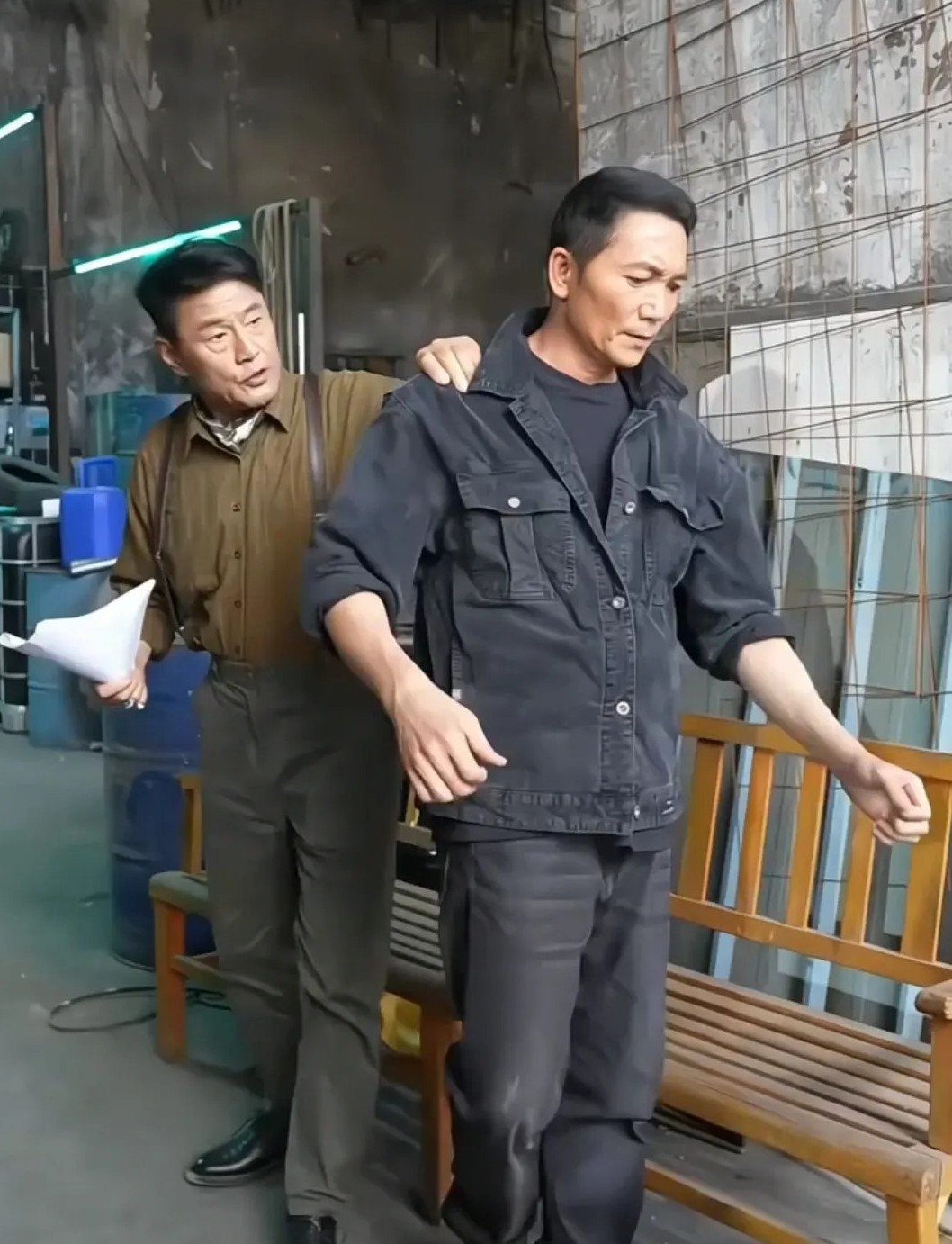 于荣光和邹兆龙拍完戏后已经很疲惫了，可回到后台两人还在对剧本，老戏骨就是老戏骨，