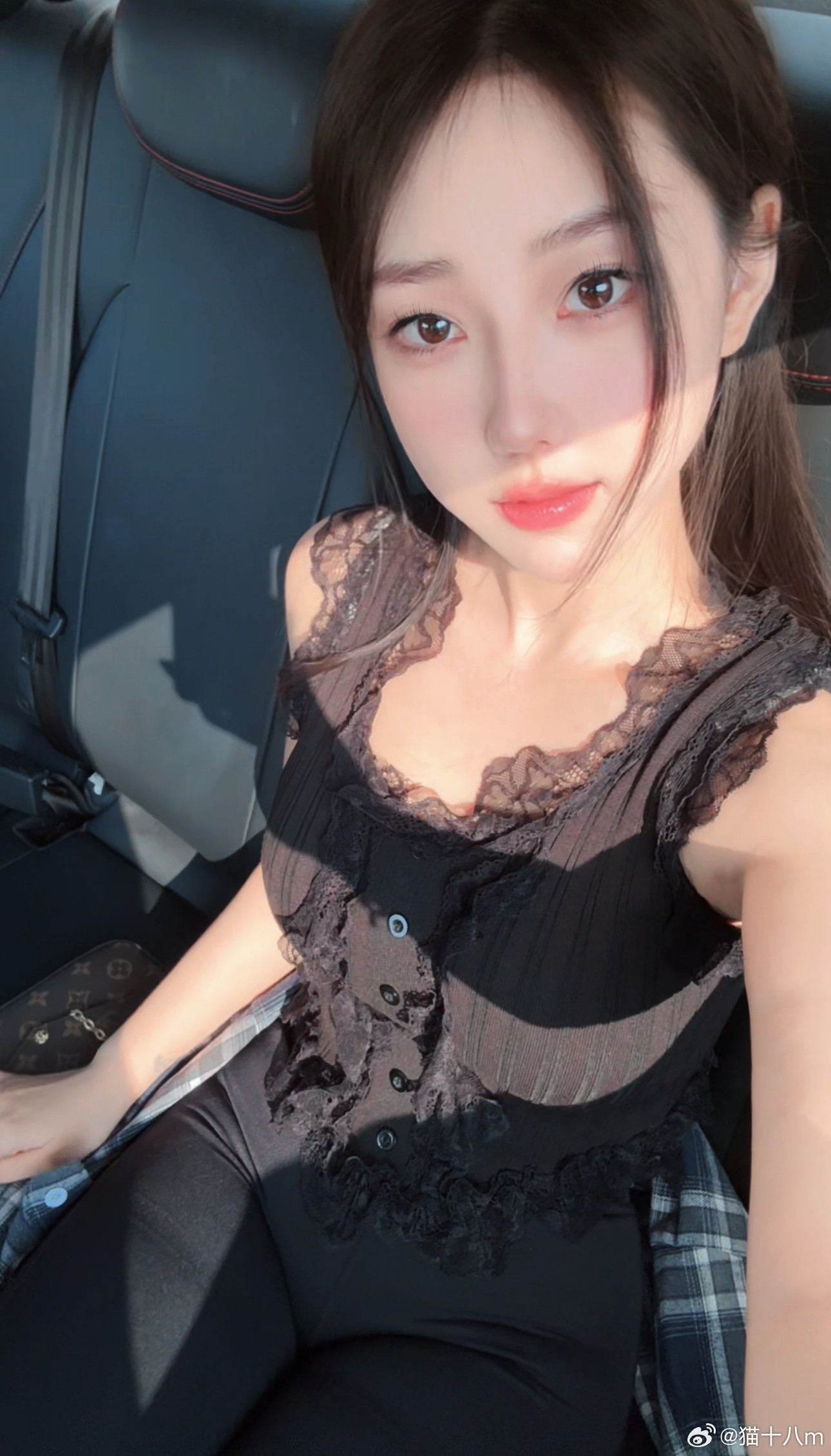 🖤​​​
