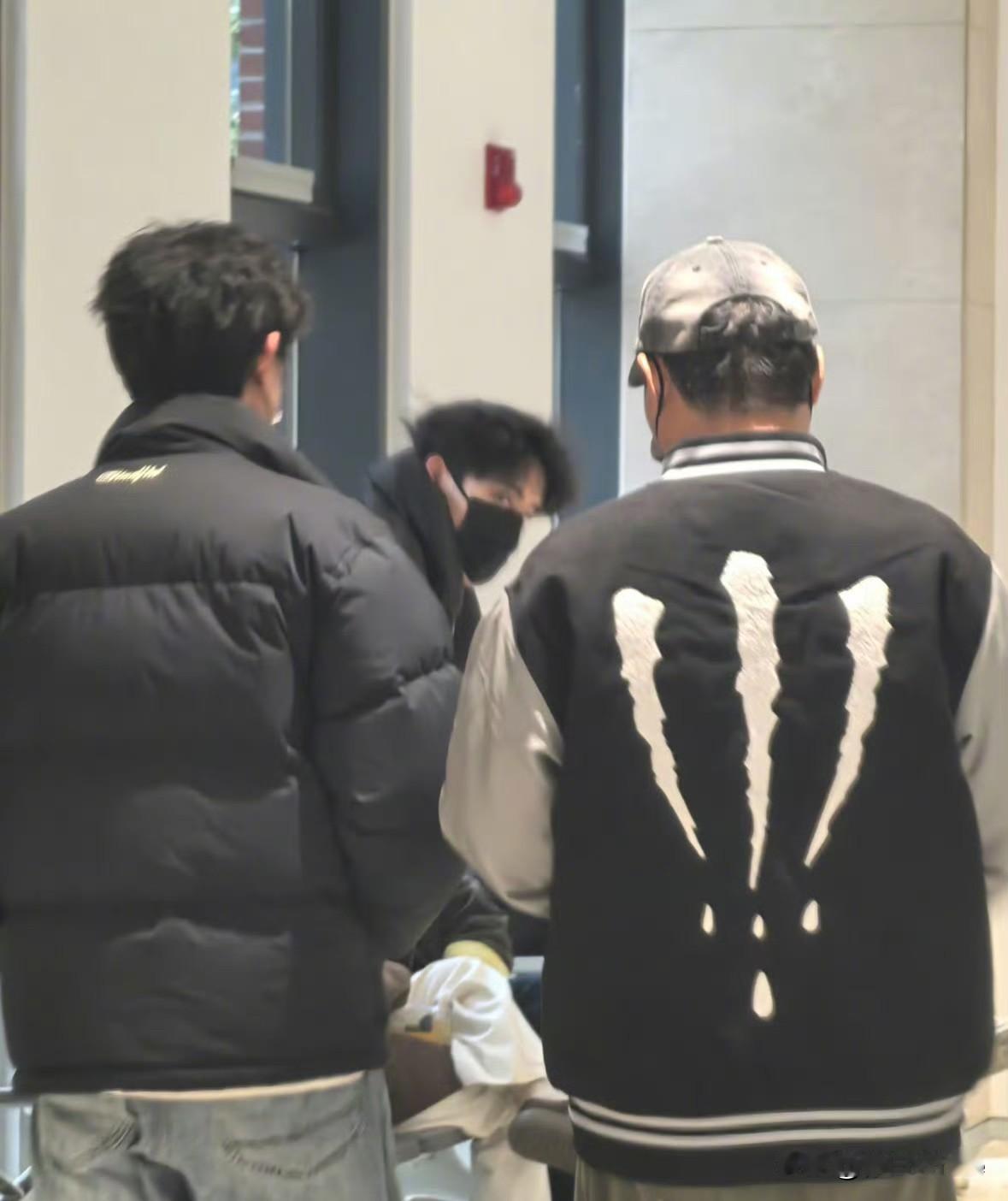 1月17日，网友偶遇敖瑞鹏现身急诊一开始是被颜值气质吸引，后面仔细一看发现是敖