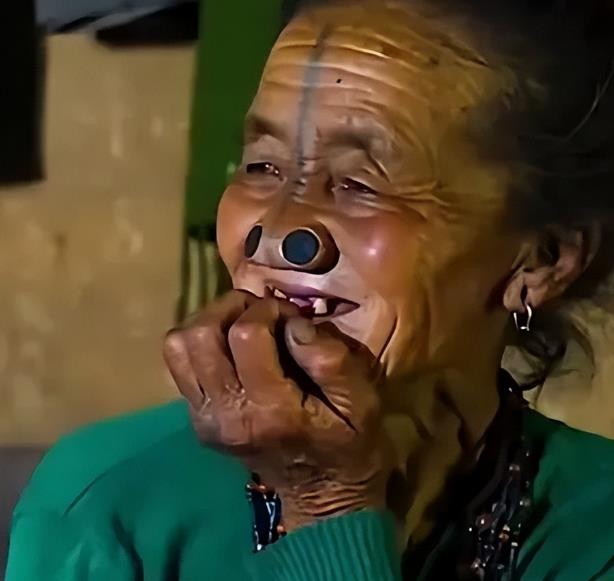 这是一个<em>原始部落</em>地区，这里的女人想要结婚，就要割掉鼻子的顶端，送给丈夫。切掉的鼻