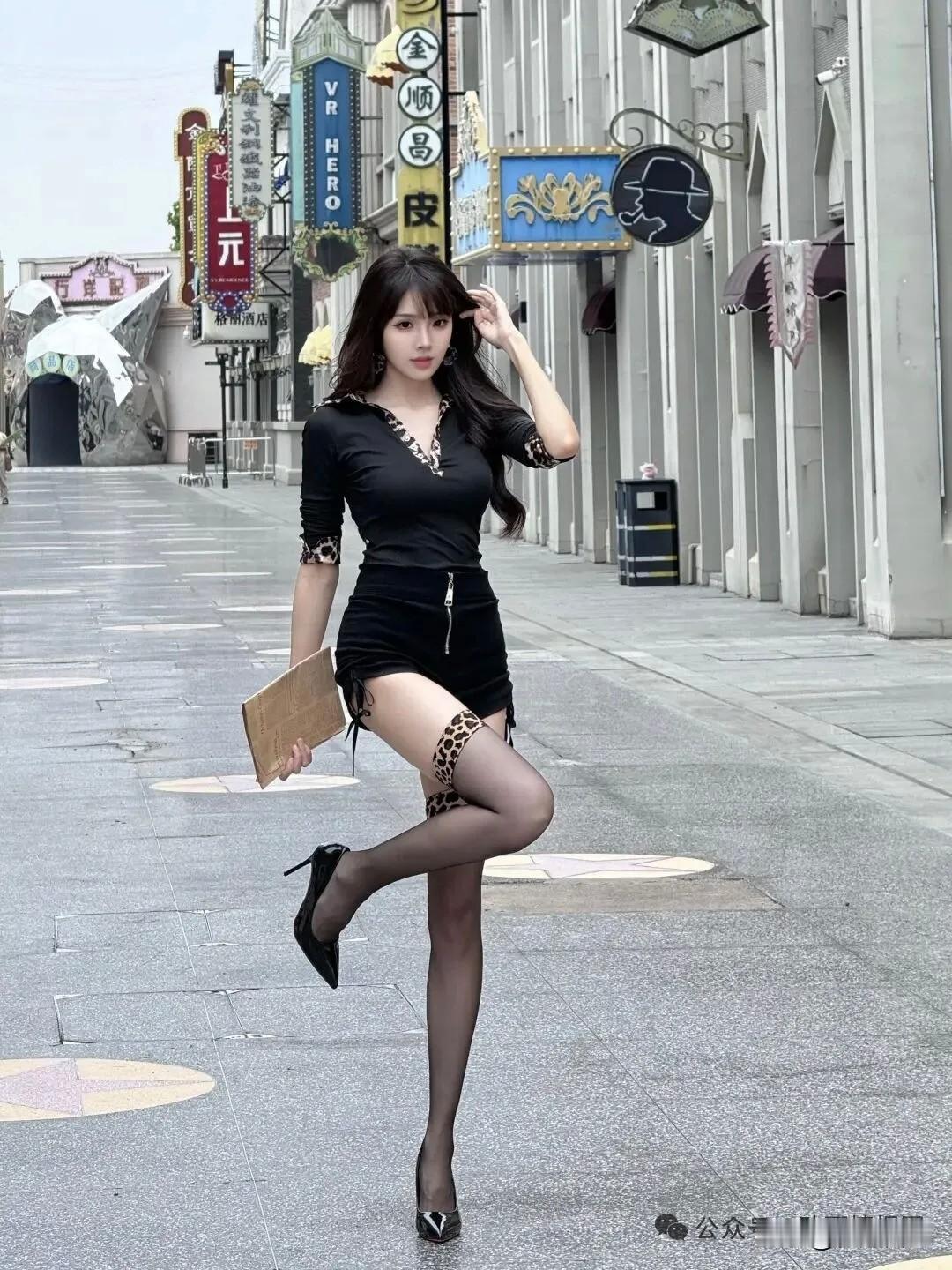 复古风情街拍，黑裙配高跟鞋，秒变时尚女王！👠💃怎样穿搭能显示出温柔的女生气质