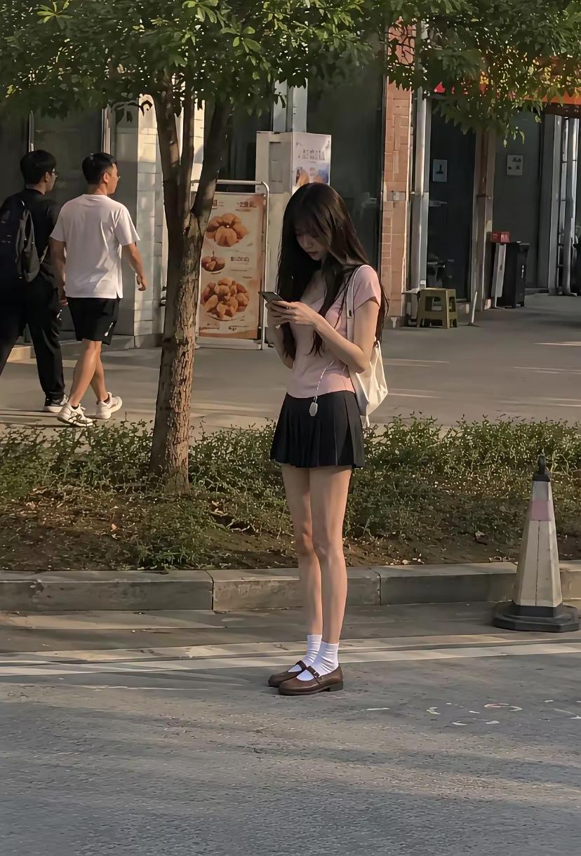 看照片这位美女有没有一种感觉现在的女孩子都喜欢去把自己打扮成这样看起来清纯