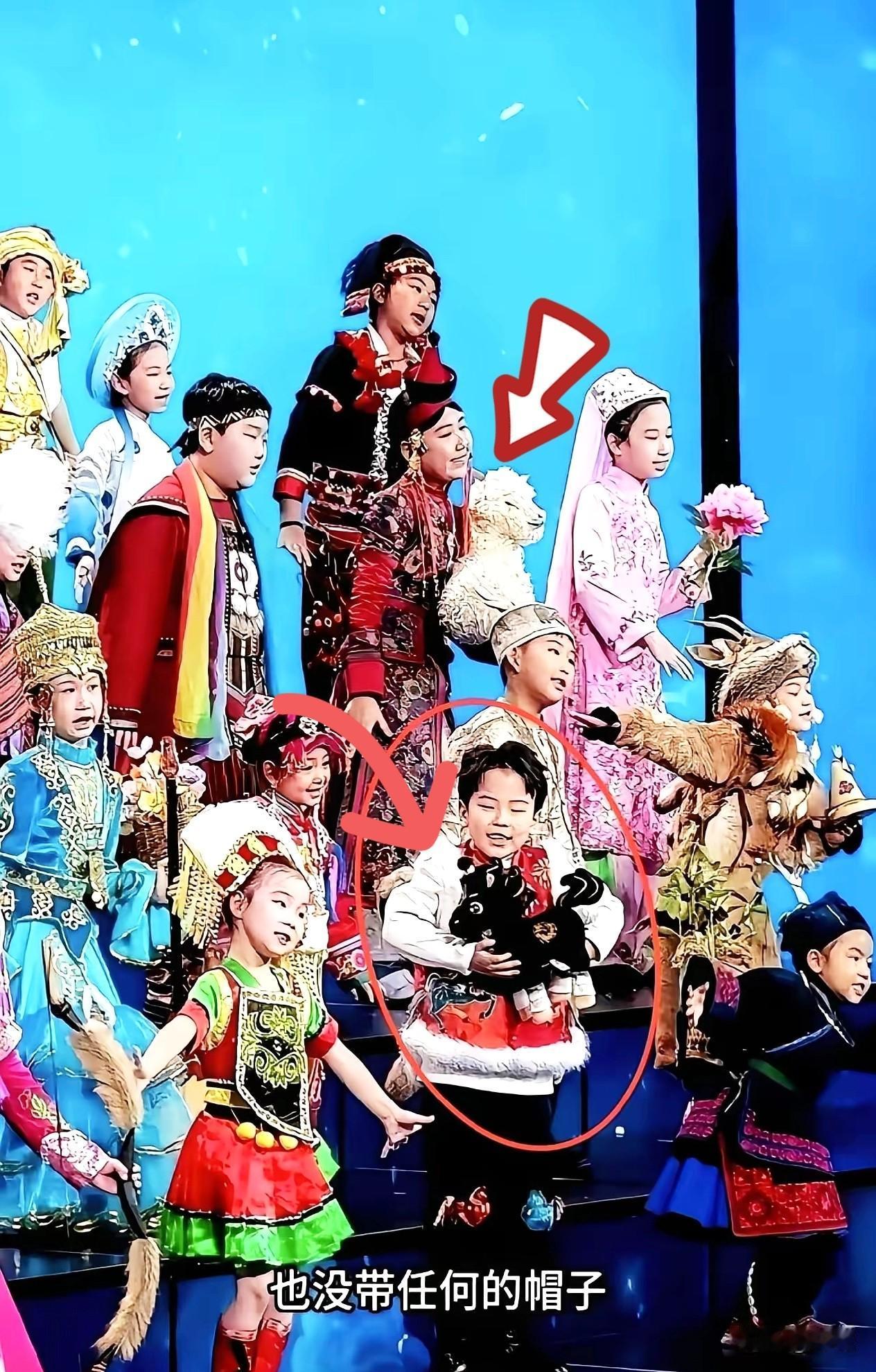春晚彩排出了个怪事，55个民族娃娃都穿着自家盛装，唯独代表汉族的，就一件红马