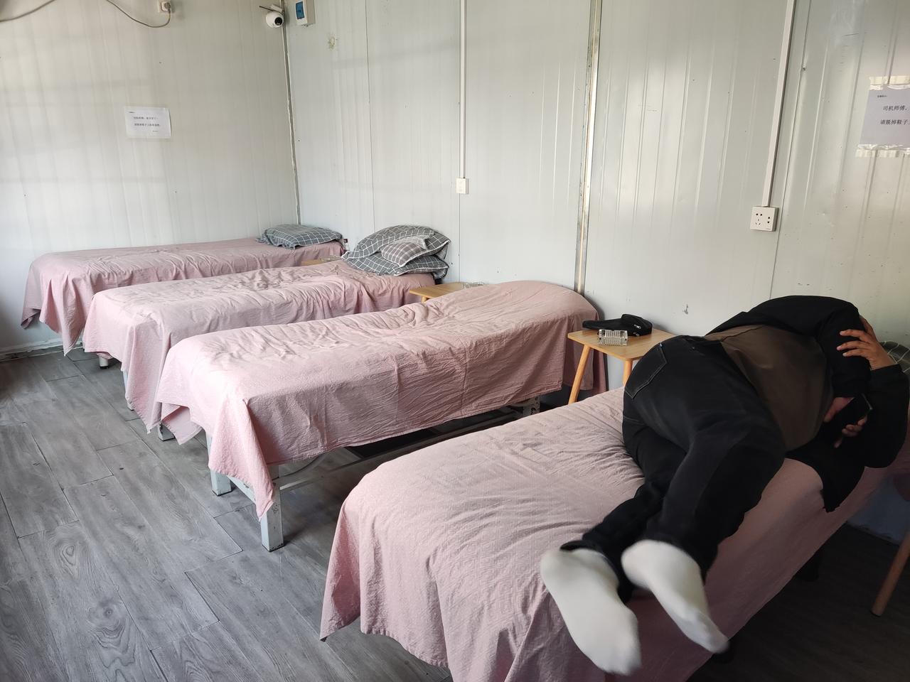 如今充电站的设施可真好，充电的时候还能躺下来睡一觉，环境也收拾得挺干净。突然冒出