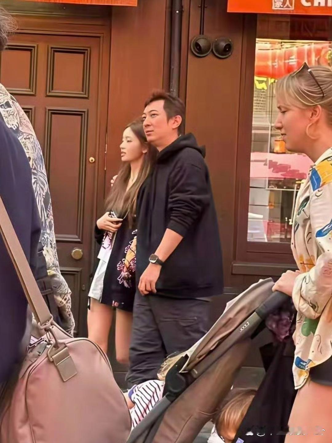 王思聪携女友懒懒现身伦敦唐人街，38岁生活重心大转变​​​