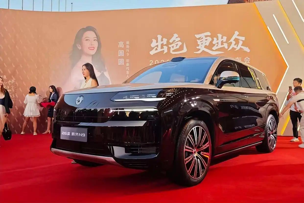 智能系统是2026款腾势N9的核心竞争力之一。全系标配天神之眼B辅助驾驶激光版（