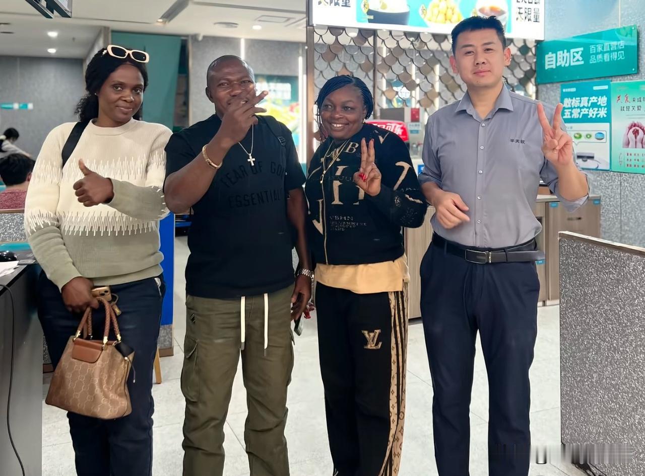 外国友人来我们店里吃烤鱼，结账时最后打了五折，表达了我们的热情好客[比心]