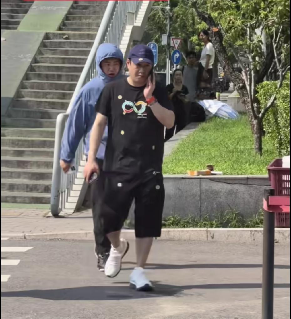 乖乖，国乒这么活跃呀！昨天的体育总局门口乒乓队很多人大包小包的离开肖凯文来