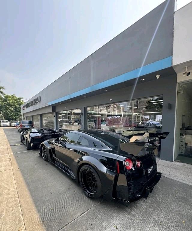 黑武士宽体兰博基尼，气场全开太炸裂！全车碳纤维宽体套件，搭配24寸锻造轮毂，黑武