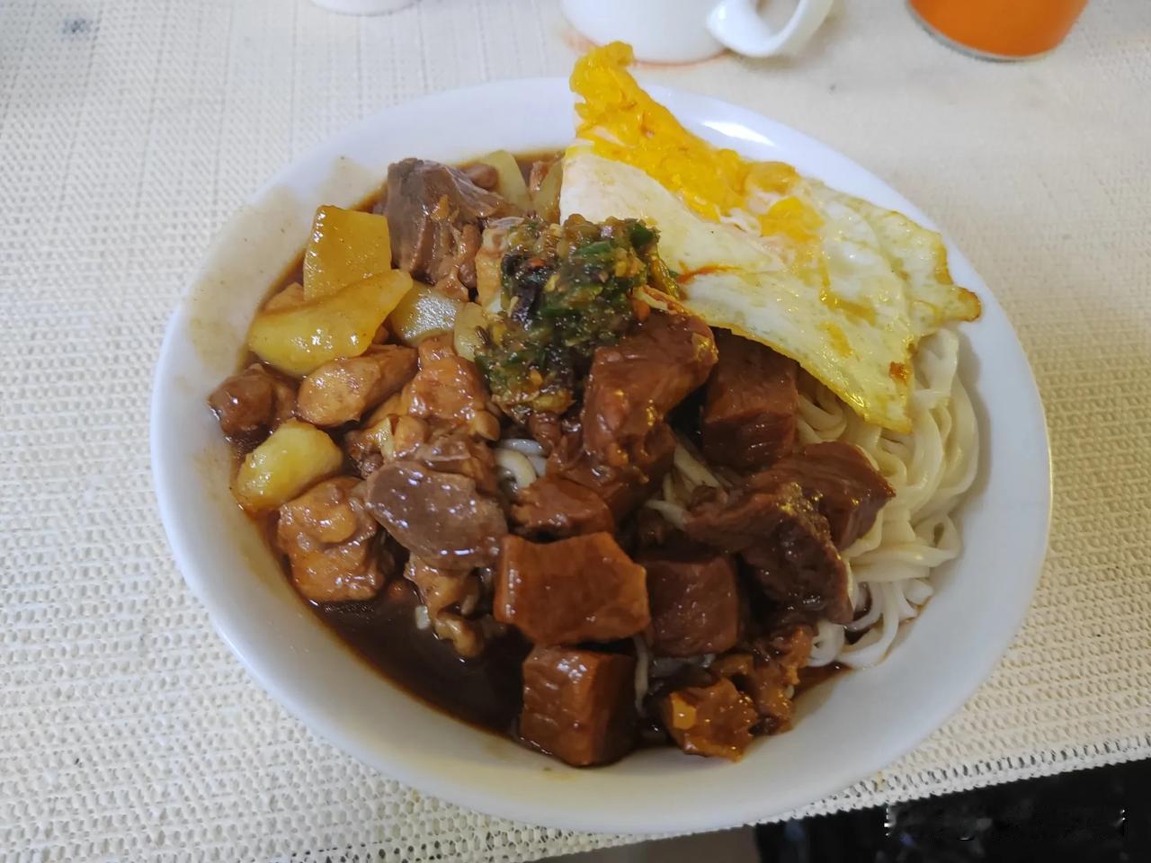 今天吃过早餐，船长对我说，下午要靠码头了，再仔细的检查一下，看看有没有过期食品及