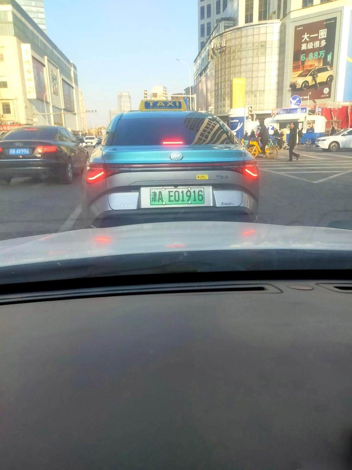 天津开车的兄弟姐妹们，听我一句劝。在路上，尤其右转道，要是看见一辆车，故意跟前