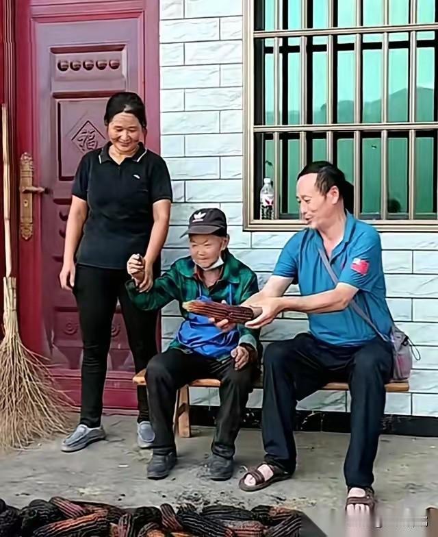 2024年，从西藏某军分区副政委岗位上以大校军衔退休的徐洪刚，回到了离县城90公