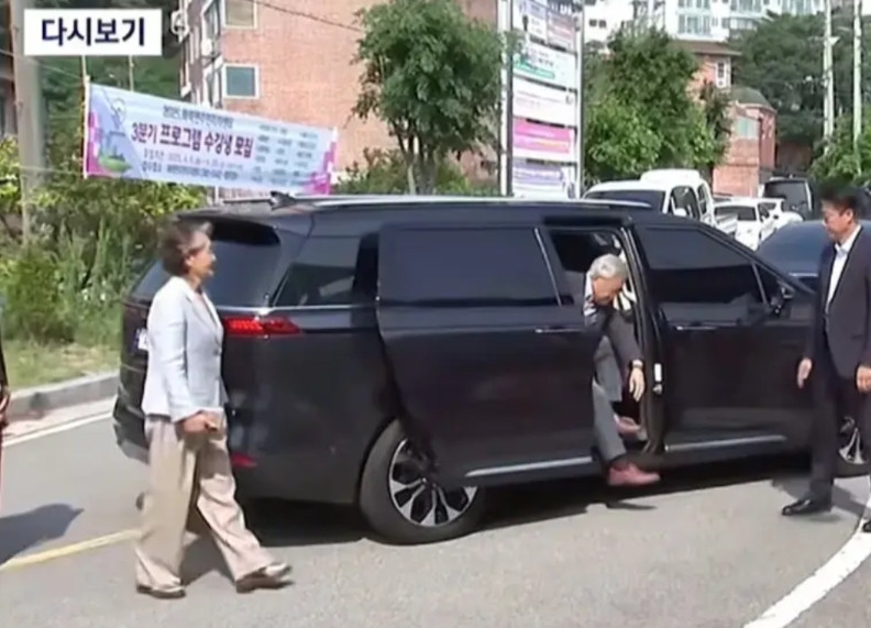 今天文在寅夫妇去给李在明投票，下车后夫人想跟他牵手，文在寅拒绝，看到有镜头拍摄笑