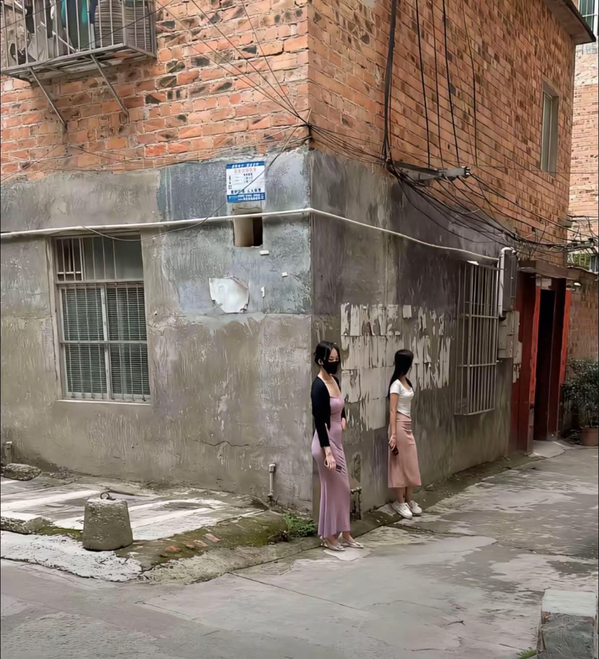 看墙砖的颜色就知道这是一栋违建