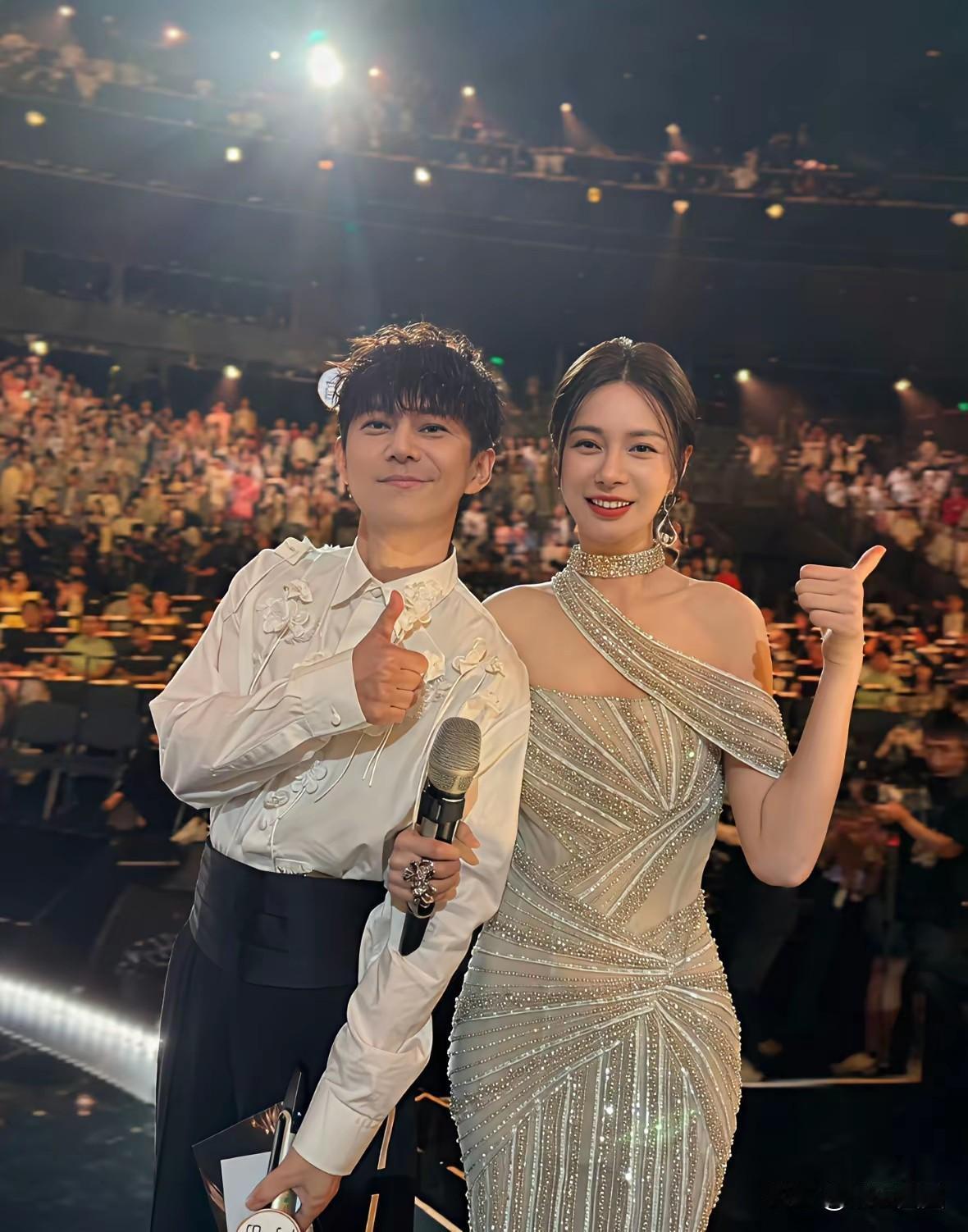 湖南台主持人里，何炅真是台柱子。连续18小时录完节目，嗓子哑得只剩气声还在画