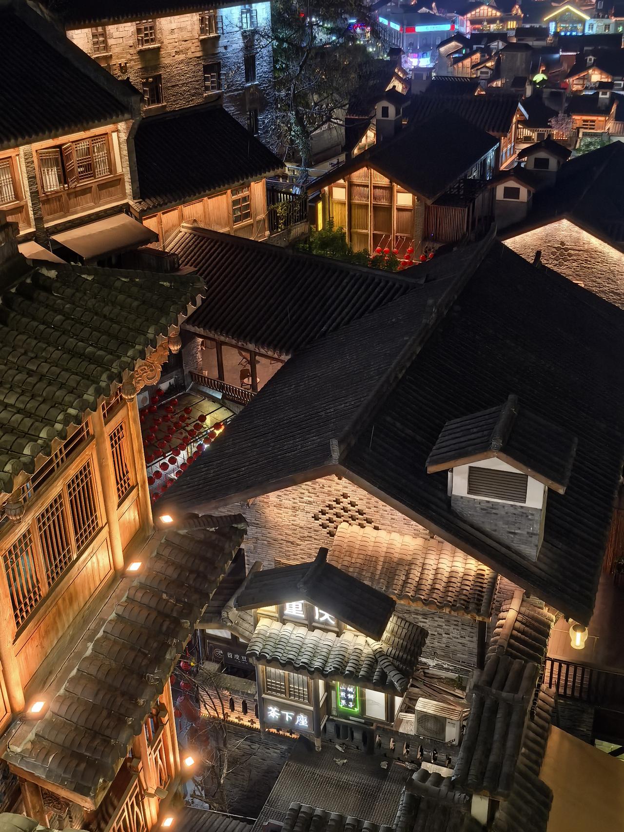 都说重庆是座8D魔幻之城。4月16日上午，我登上世贸天台观景台俯瞰全城，两江交汇