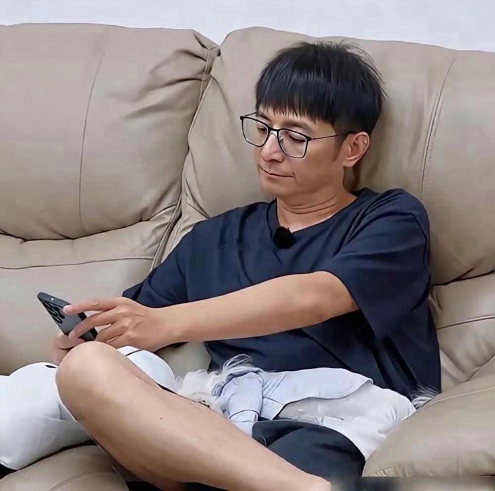 49岁李维嘉，家里干净得没有一根头发，也没有第二个人。他上节目亲口说过，和女友同居了7年，买了两套婚