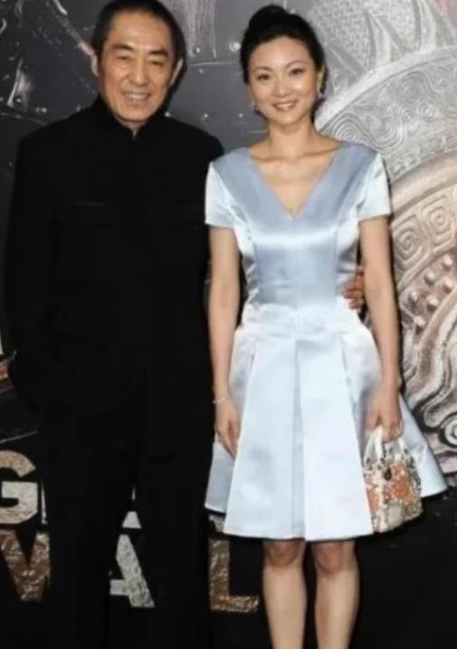 1999年，18岁陈婷与49岁张艺谋发生了关系，并怀了孕，她打电话给张艺谋问怎么
